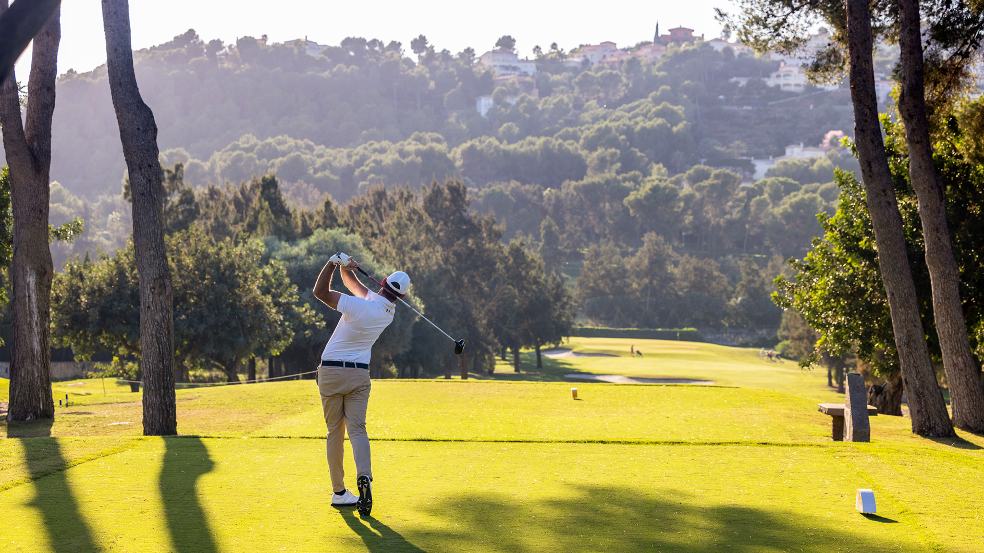 En gäst som spelar golf under en sista minuten goldresa till spanien